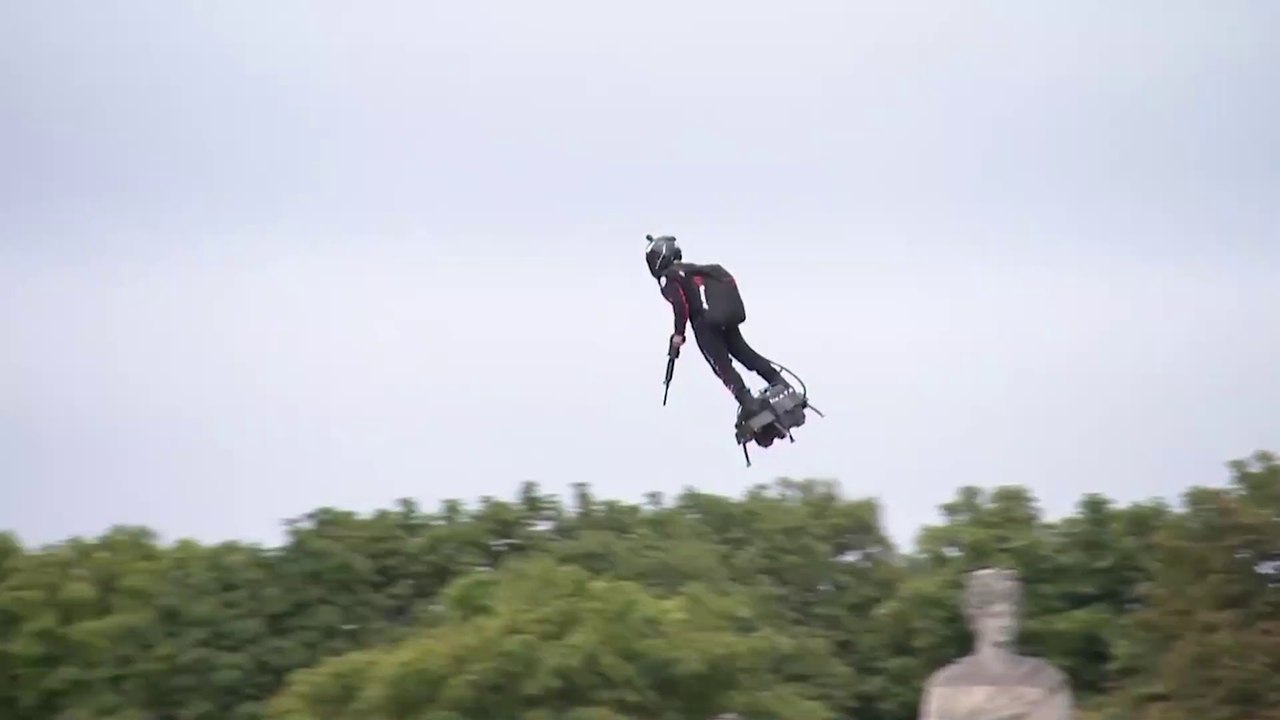 Sky surfer wows crowds at Bastille Day celebration