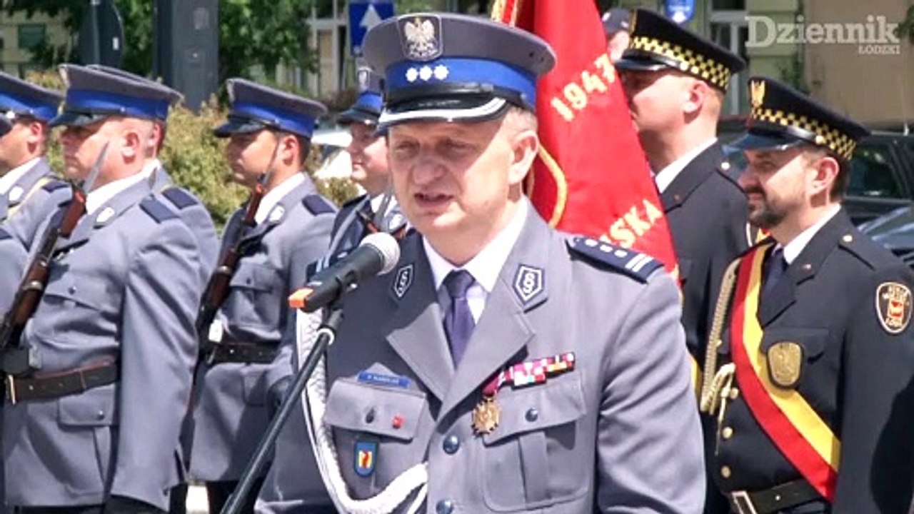 Święto Policji w Łodzi.  Awanse na wyższe stopnie policyjne, wręczenie odznak "Zasłużony Policjant" i nagród dla funkcjonariuszy