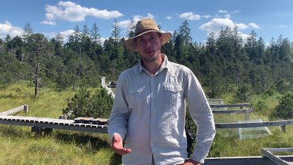Adrien Jacotot explique le but des mesures effectuées sur la tourbière de Frasne