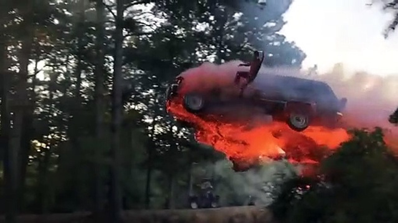 Il saute d'une voiture en feu et plonge dans un lac... Cascade incroyable
