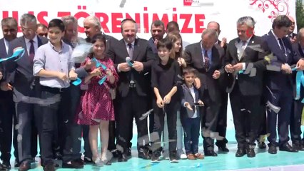 Bakan Varank, Sandalye Fabrikası'nda sandalye boyadı