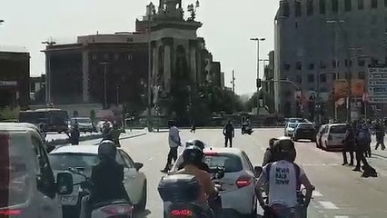 Los Mossos reducen a un hombre con objeto cortante en Plaza de España