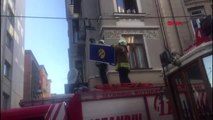 BEYOĞLU'NDA NOSTALJİK TRAMVAYIN ELEKTRİK KABLOSU KOPTU; SEFERLER DURDU