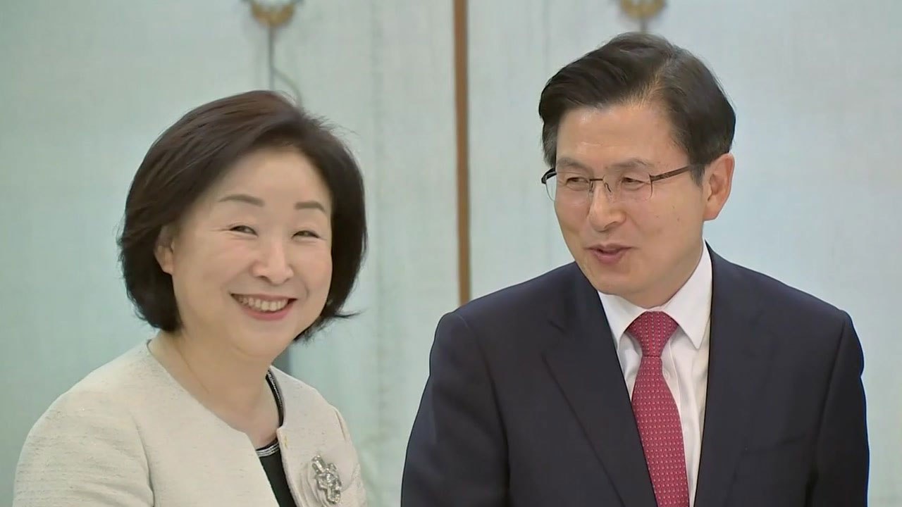 황교안 "세 번째 대표 축하"...심상정 "두 번째입니다" / YTN