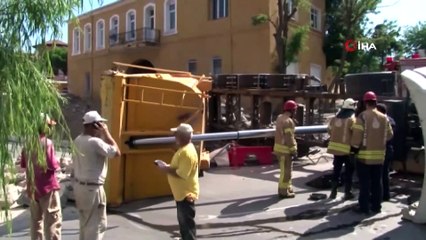 Taş yüklü hafriyat kamyonunun devrilmesi ile faciadan dönülen anlar kamerada