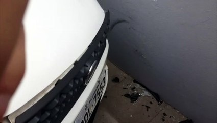 Carro invade estacionamento de clínica, atinge moto e parede