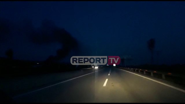 Report TV -Digjen goma në Lushnje, retë e zeza të tymit mbulojnë zonën