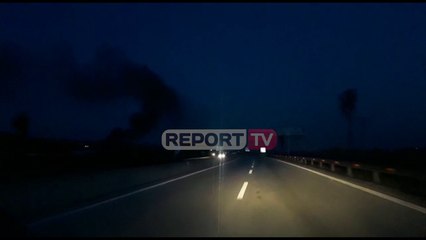 Report TV -Digjen goma në Lushnje, retë e zeza të tymit mbulojnë zonën