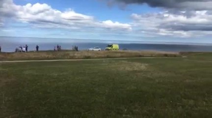 Tải video: Teen falls at beach in South Shields