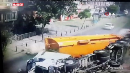 Hafriyat kamyonu devrildi sürücü saniyelerle kurtuldu