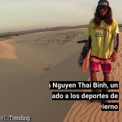 Pese a que en su país no cae nieve, este deportista usa la arena para practicar snowboard