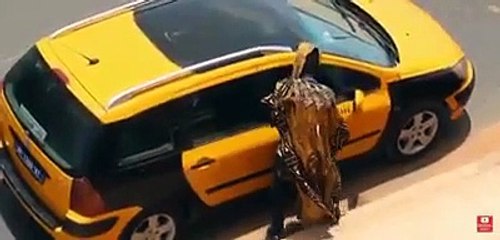 camera cachée Mahfousse fait monter un Djinn dans un taxi
