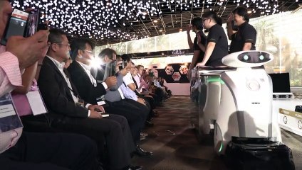 "Amables” robots raperos hacen limpieza en Singapur