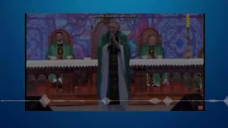 Padre Marcelo Rossi é empurrado durante missa.