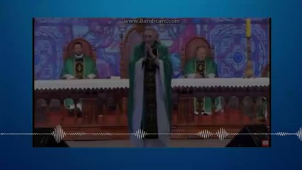 Padre Marcelo Rossi é empurrado durante missa.