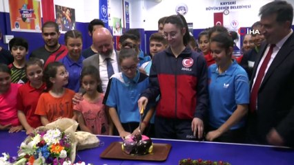 Masa tenisinde ilklere imza atan Özge Yılmaz’a tebrik ziyareti