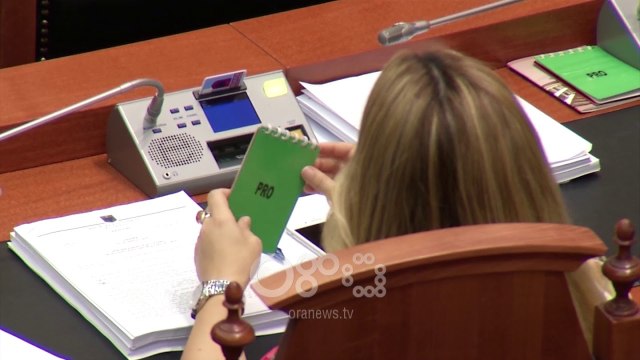 RTV Ora – Me ndihmën e opozitës, qeveria miraton kodin penal dhe ligjet e reformës në drejtësi