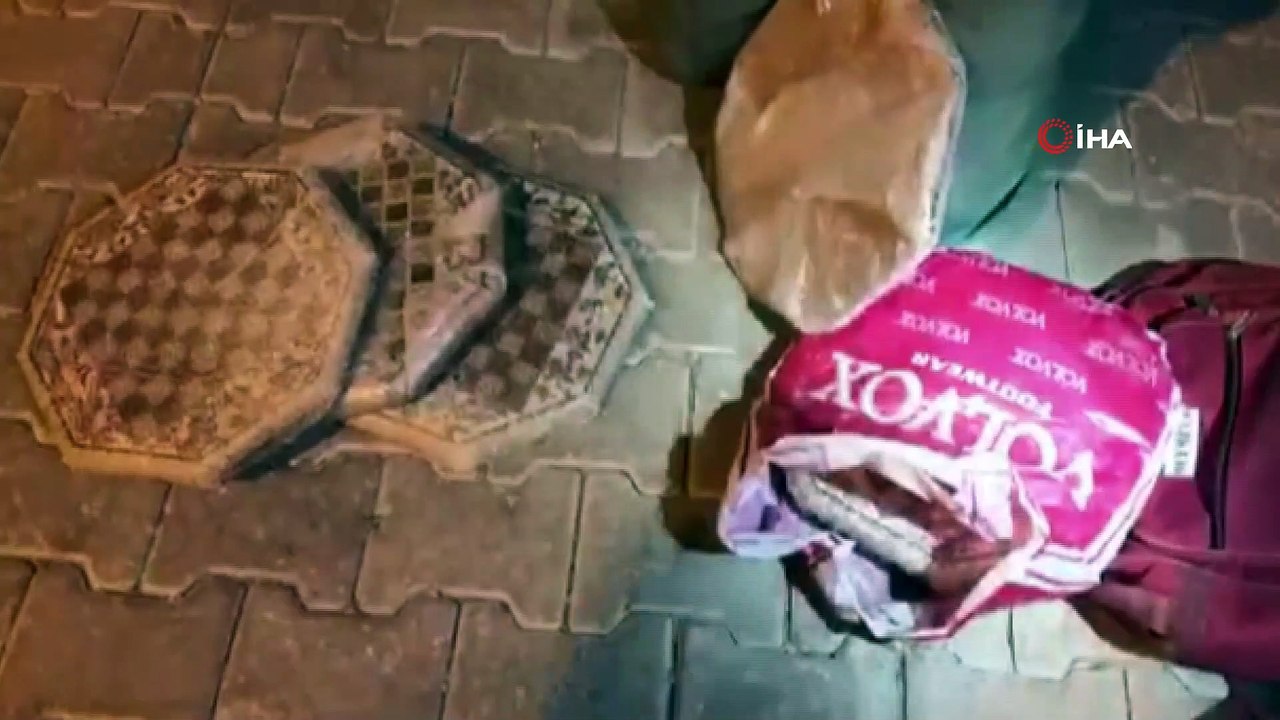 Sırt çantasındaki dama tahtalarının arasından u...