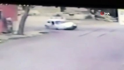 Beton mikseriyle otomobilin çarpışma anı kamerada