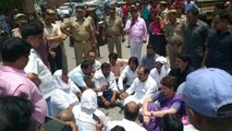 सोनभद्र नरसंहार: मृतकों के परिजनों से मिलने जा रही प्रियंका गांधी को पुलिस ने हिरासत में लिया