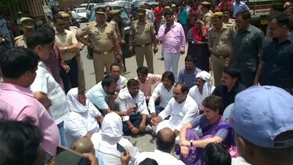 सोनभद्र नरसंहार: मृतकों के परिजनों से मिलने जा रही प्रियंका गांधी को पुलिस ने हिरासत में लिया