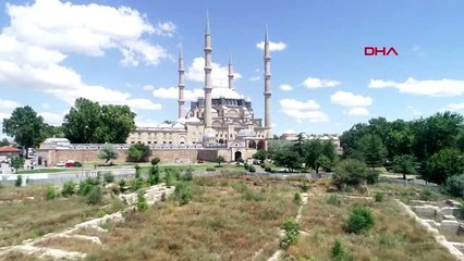 Tải video: EDİRNE SELİMİYE CAMİİ'NDE YEMİŞ KAPANI HANI KRİZİ ÇÖZÜLDÜ, PEYZAJ ÇALIŞMASI BAŞLIYOR-1