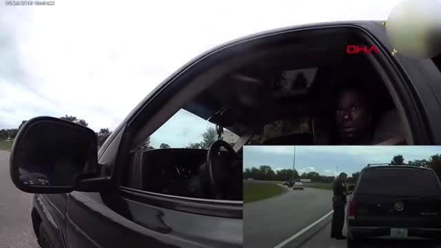 DHA DIŞ- Polis, durdurmaya çalıştığı ciple sürüklendi