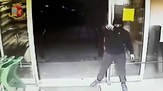 Bitonto (BA) - Rapine armate in negozi_ arrestati due giovani (19.07.19) [360p]