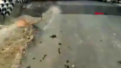 Meraklı kalabalık neredeyse köprüden nehre düşecekti