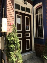 Evinin önünde fotoğraf çektiren gelin ve damatlardan bezince bunu yaptı!