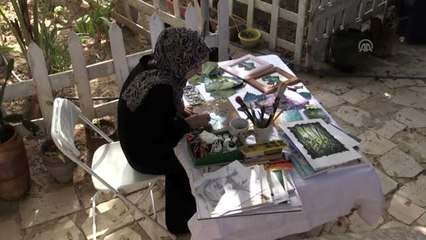 Filistinli genç kız asma yapraklarını sanat eserine dönüştürüyor