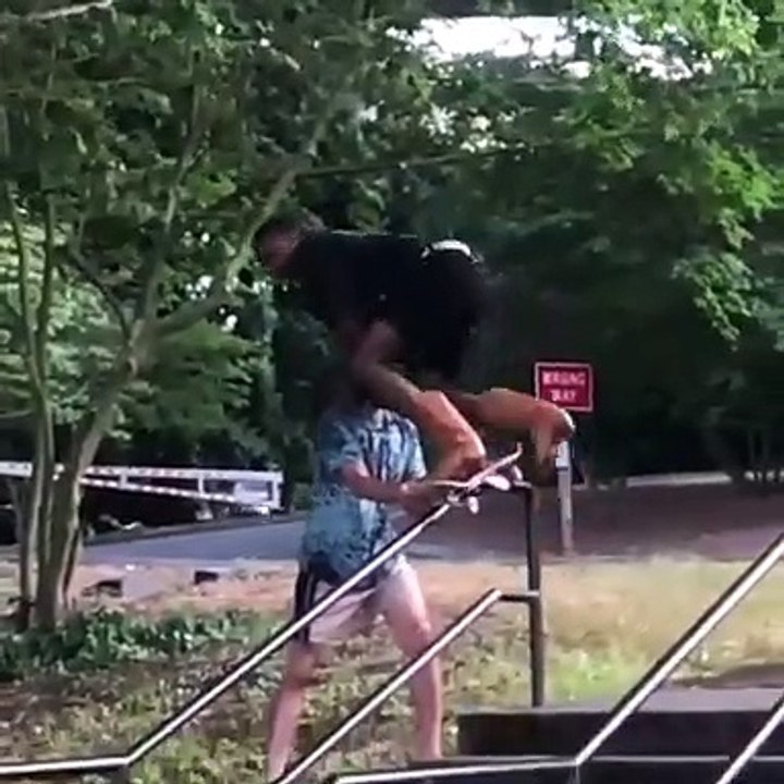 Grosse chute en skateboard.. en équilibre sur la rambarde d'un escalier !
