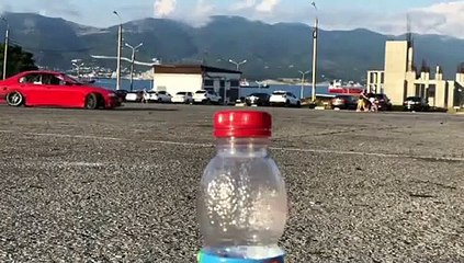 Bottle cap challenge... avec une voiture en dérapage contrôlé !