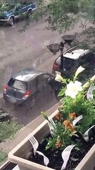 Le pire créneau en voiture... y'a 2 fois la place !