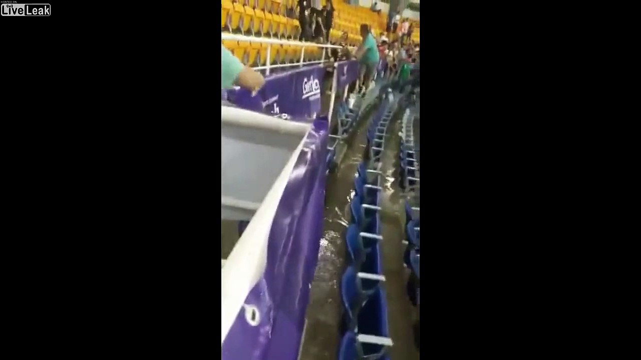 Torrent d'eau dans une salle de sport à cause d'une brèche dans le plafond !