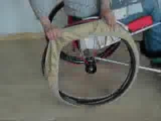 Demonstration des housses slippers pour fauteuil roulant