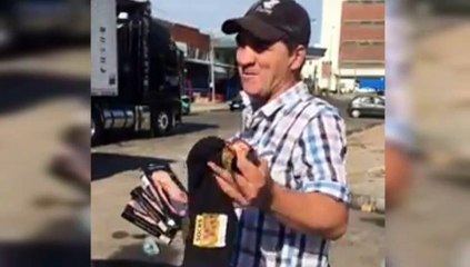 No te pierdas este vendedor de medias y boxers