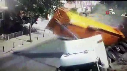 Hafriyat kamyonu devrildi, sürücü saniyelerle kurtuldu