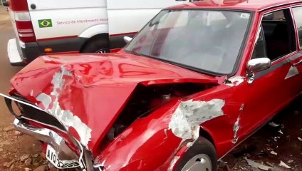 Passat bate contra carro estacionado no Cascavel Velho