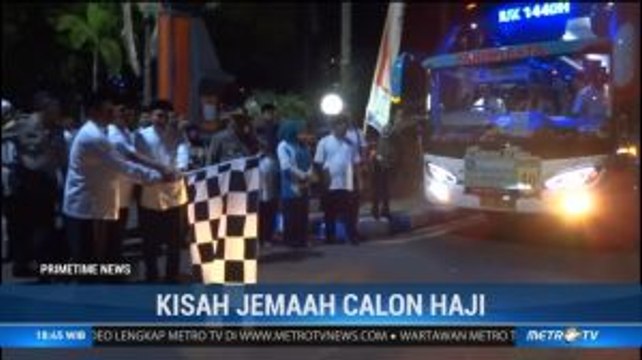 Pasutri Calon Haji Berangkat ke Asrama Haji Surabaya dengan Ambulans
