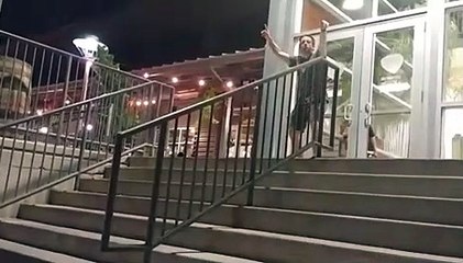 Glisser sur une rambarde collante, ça pique !