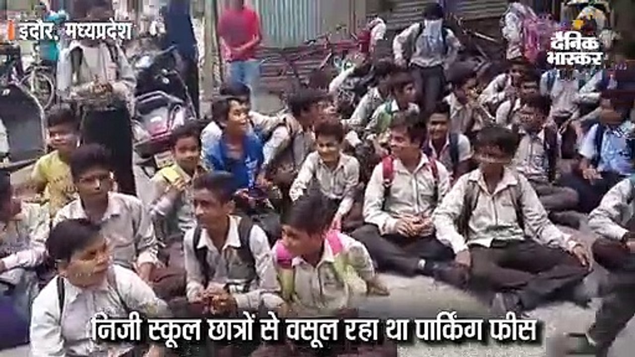 धरने पर बैठे छात्रों ने किया जमकर हंगामा