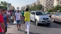 Les fans algeriens arrivent au stade du Caire