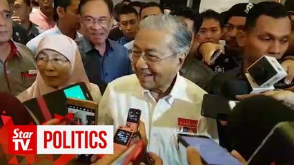 Dr M on Azmin’s “no-show” at PKR retreat opening: “It’s not my business”