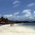 Leo Messi jugando un partidito en la playa