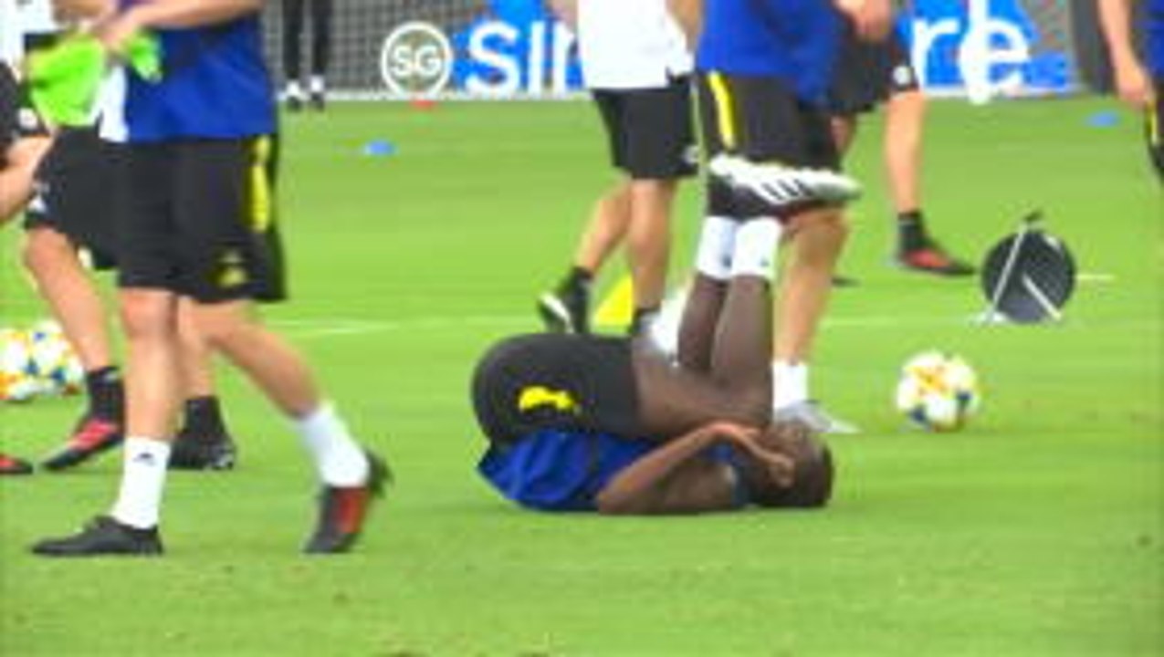 Pogba show off his agility in training