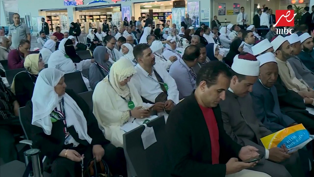أول أفواج بيت الله الحرام يغادرون مطار القاهرة متجهين إلى المدينة
