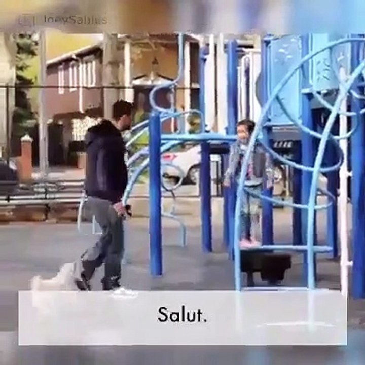 Il fait semblant d'enlever des enfants sous les yeux de leurs mère pour voir leur réaction