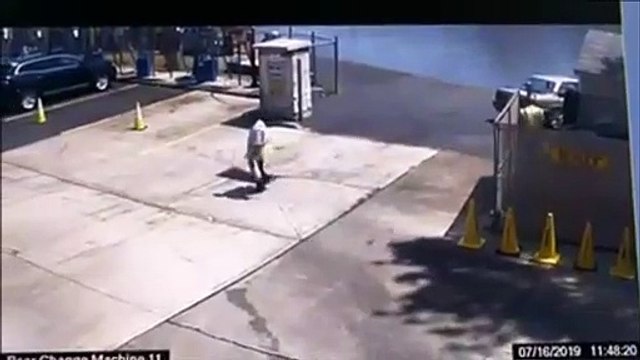 Cette conductrice appuie sur l'accélérateur au lieu du frein et fini dans le fleuve