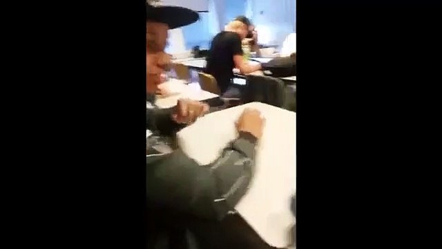 Un professeur réveille un élève endormi d'une façon un peu extrême